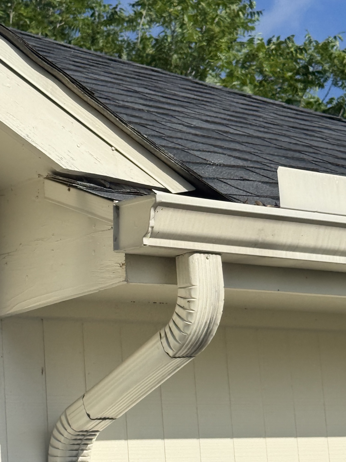 Roofline and gutter transition at a home exterior